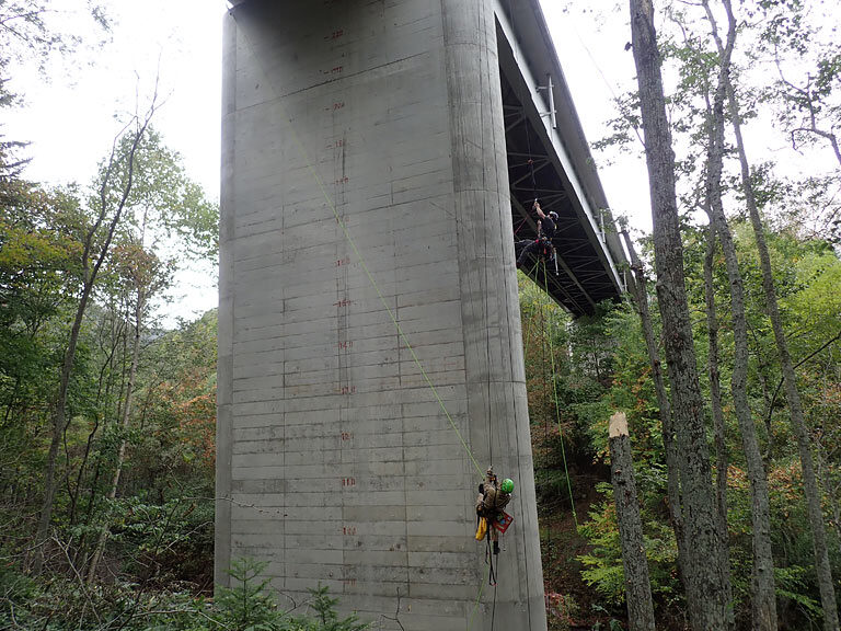 ロープアクセスによる橋脚点検 2018(平成30)年